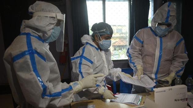 Kolkata Municipal Corporation (KMC) health workers during a drive to conduct Rapid Antigen Test for Covid-19.(HT PHOTO)