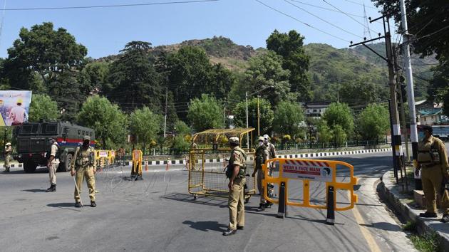 Security personnel manning barricades on a road in Srinagar, Jammu and Kashmir, August 5, 2020.(Wassem Andrabi / HT Photo)