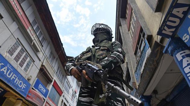 Paramilitary soldiers stand guard during restrictions on the first anniversary of the abrogation of Article 370 and Jammu and Kashmir's special status, in Srinagar, Jammu and Kashmir on August 5, 2020.(Waseem Andrabi/HT Photo)