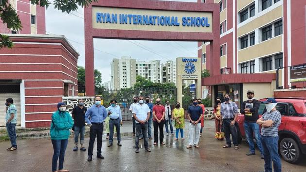 A group of parents held a protest outside the Ryan International School, Bavdhan, on Thursday.(HT PHOTO)
