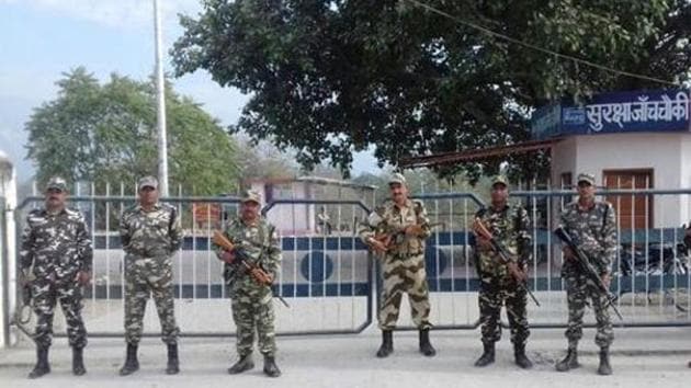 Entry point of Tanakpur barrage closed in view of sealing of Indo-Nepal border in Uttarakhand’s Champawat district.(HT File Photo) Entry point of Tanakpur barrage closed in view of sealing of Indo-Nepal border in Uttarakhand’s Champawat district.(HT File Photo)