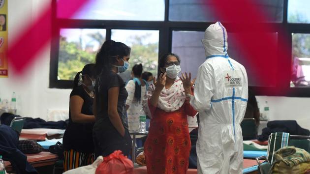 Covid-19 patients interact with medical staff at the Commonwealth Games (CWG) Covid Care Centre in New Delhi on August 6. According to the health ministry’s data on August 7, the recovery rate of Covid-19 patients in India reached 67.98% . (Mohd Zakir / HT Photo)