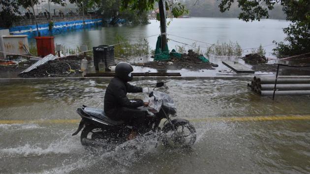 The Colaba weather station, representative of south Mumbai, recorded 331.2 mm (exceptionally heavy) rain between 8.30am Wednesday and 8.30am Thursday.(Praful Gangurde/HT Photo)
