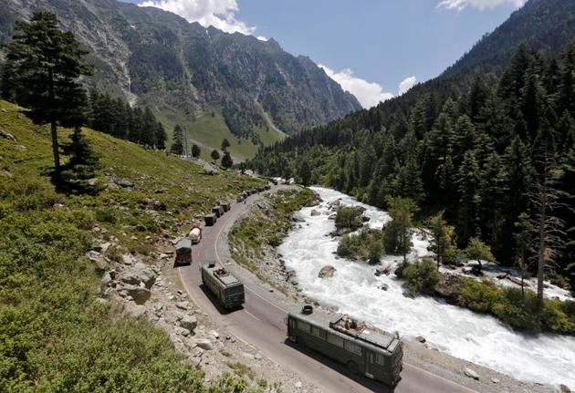 An Indian Army convoy moves along a highway leading to Ladakh, at Gagangeer in Kashmir's Ganderbal district.(REUTERS)