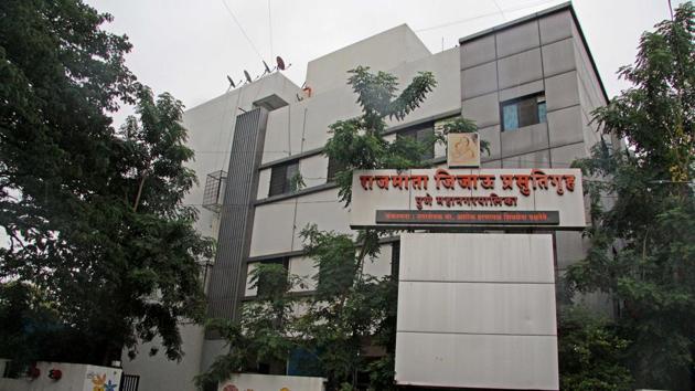 Rajmata Jijau hospital near Mitramandal in Pune. According to PMC, the control room will manage the bed availability status after seeking regular updates from private and government hospitals.(RAVINDRA JOSHI/HT) Rajmata Jijau hospital near Mitramandal in Pune. According to PMC, the control room will manage the bed availability status after seeking regular updates from private and government hospitals.(RAVINDRA JOSHI/HT)