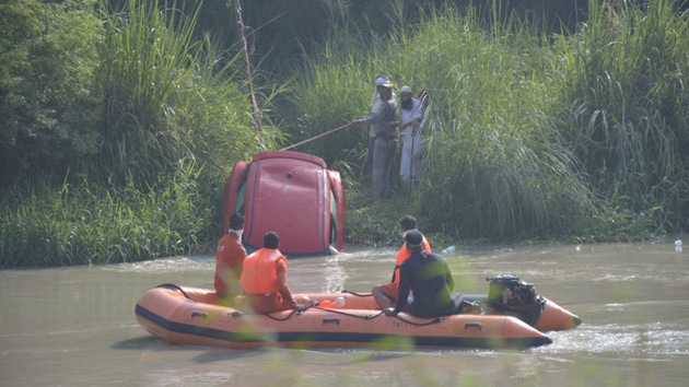 NDRF personnel are helping in search for the three missing men.(Sakib Ali / HT Photo) NDRF personnel are helping in search for the three missing men.(Sakib Ali / HT Photo)