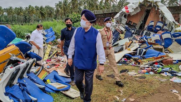 Union Civil Aviation Minister Hardeep Singh Puri inspects the crash site of an Air India Express flight in Kozhikode.(PTIhttps://twitter.com/HardeepSPuri)