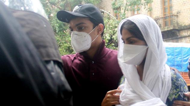 Rhea Chakraborty arrives at Enforcement Directorate (ED) office in Mumbai on Friday, to record the statement in connection with late actor Sushant Singh Rajput's death case.(ANI) Rhea Chakraborty arrives at Enforcement Directorate (ED) office in Mumbai on Friday, to record the statement in connection with late actor Sushant Singh Rajput's death case.(ANI)