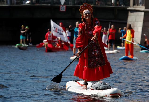 A participant makes her way on the Griboyedov Canal during the Fontanka-SUP stand up paddle boarding festival in Saint Petersburg, Russia August 8, 2020. (REUTERS)