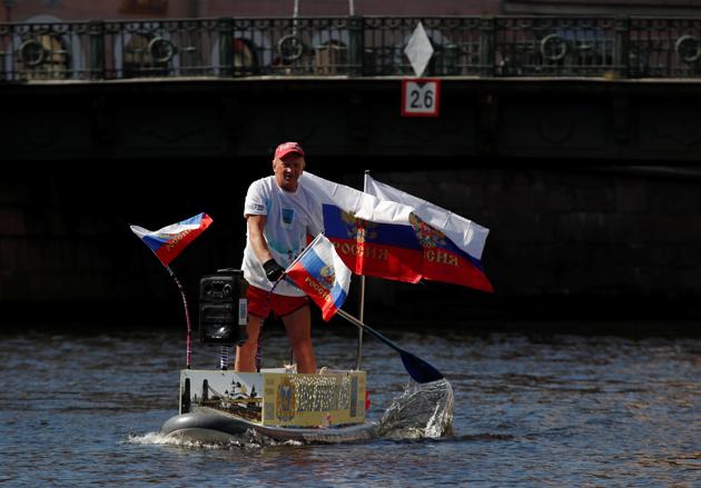 A participant makes his way on the Griboyedov Canal during the Fontanka-SUP stand up paddle boarding festival in Saint Petersburg, Russia August 8, 2020. (REUTERS)
