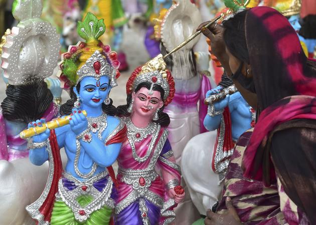 A Rajasthani artist gives final touches to Krishna idols ahead of Janmashtami festival, in Bengaluru, Friday, Aug. 7, 2020. (PTI)
