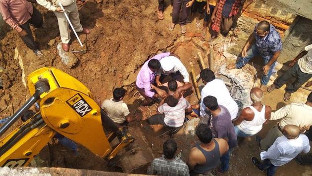 The dead have been identified as Brajesh Chandra Burnwal, 50, Mithilesh Chandra Burnwal, 40, Govind Manjhi, 50, Bablu Manjhi, 30, Lalu Manjhi, 25, and Leelu Murmu, 30. The dead have been identified as Brajesh Chandra Burnwal, 50, Mithilesh Chandra Burnwal, 40, Govind Manjhi, 50, Bablu Manjhi, 30, Lalu Manjhi, 25, and Leelu Murmu, 30.