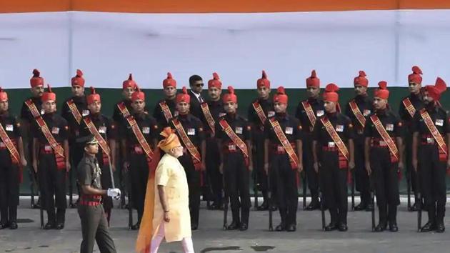 Prime Minister Narendra Modi inspects a guard of honour at the Red Fort in New Delhi.(HT file photo)