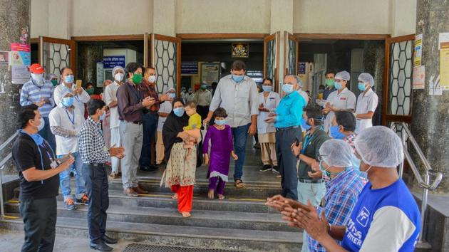 Four patients from Baramati who found positive for coronavirus was tested negative and discharge from Aundh Hospital.(Milind Saurkar/HT Photo)