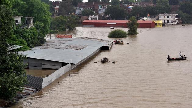 Water level seen rising in Prayagraj.(Amar Deep/HT Photos/For Representative Purposes Only)