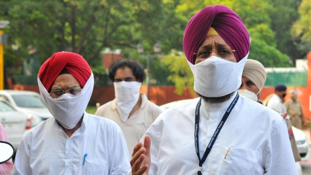 Bajwa and Dullo have stepped up their attacks against the chief minister and Jakhar following the recent hooch tragedy in which over 100 people were killed.(Ravi Kumar/HT Photo)