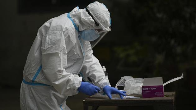 The number of tests for the viral infection being conducted in Delhi had shot up in the third week of June after rapid antigen testing was rolled out.(Biplov Bhuyan/HT Photo)