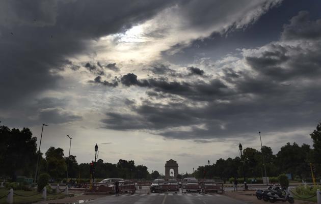 Clouds hover over India Gate after rain showers in New Delhi. The positivity rate in Delhi rose to 5.5 per cent after total 23,787 tests were conducted by state authorities.(Arvind Yadav/HT PHOTO)