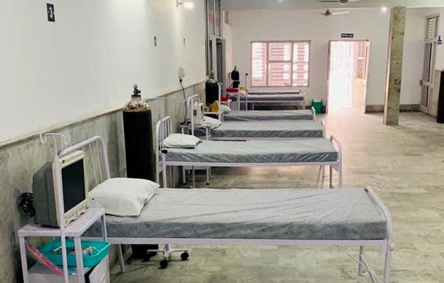 The Covid care centre set up by IMA Ludhiana doctors at Lord Mahavira Homeo College.(HT Photo)