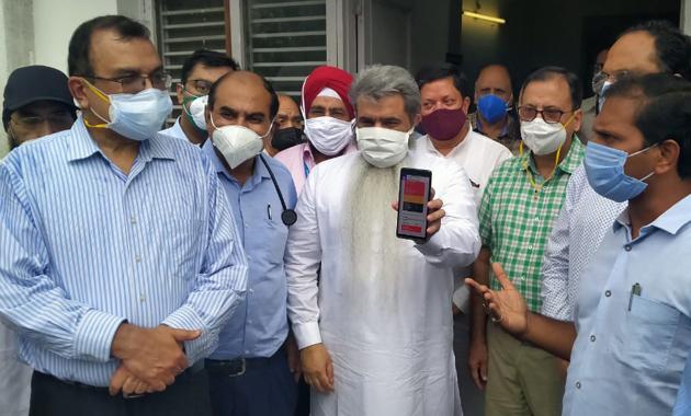 Punjab food, civil supplies and consumer affairs minister Bharat Bhushan Ashu launches the mobile app, HBMS Punjab, through which residents can check real time status of vacant beds in both private and government hospitals.(HT Photo)