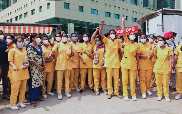 Nurses protesting against long duty hours and other grievances at SPS Hospital in Ludhiana on Sunday.(HT Photo) Nurses protesting against long duty hours and other grievances at SPS Hospital in Ludhiana on Sunday.(HT Photo)
