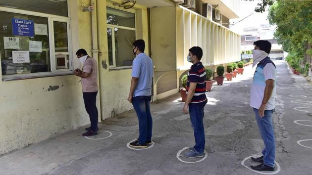 Students standing in a queue to deposit fee after counselling at Arya College in Ludhiana on Saturday.(Gurpreet Singh/HT)