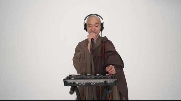 The image shows Japanese Zen Buddhist monk and beatboxing artist, Yogetsu Akasaka.(YouTube/Yogetsu Akasaka)