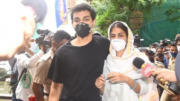 Bollywood actor Rhea Chakraborty reached ED office in Mumbai for another round of questioning in Sushant Singh Rajput death case.(Varinder Chawla/HT)