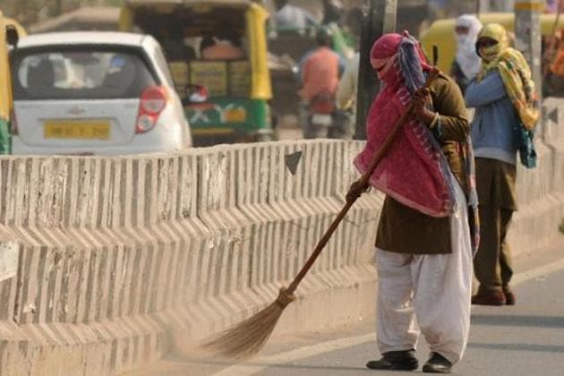 Sanitation workers are seen cleaning a road in this file photo. Odisha chief minister Naveen Patnaik has launched a scheme for sanitation workers in the state. (Parveen Kumar/HT Photo) Sanitation workers are seen cleaning a road in this file photo. Odisha chief minister Naveen Patnaik has launched a scheme for sanitation workers in the state. (Parveen Kumar/HT Photo)