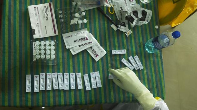 A health worker wearing conducts rapid antigen tests for COVID-19 after collecting swab samples from people in Kolkata on August 8. After having reported more than 60,000 cases for three consecutive days, India’s tally of active cases stand at 634,945 and deaths stand at 44,386 so far, the Health Ministry’s report mentioned. (Dibyangshu Sarkar / AFP)