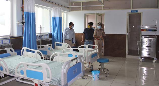 The district administration inspecting the 10-bed Covid care centre at Arora Neuro Centre in Mall Road, Ludhiana, on Monday. (HT photo) The district administration inspecting the 10-bed Covid care centre at Arora Neuro Centre in Mall Road, Ludhiana, on Monday. (HT photo)