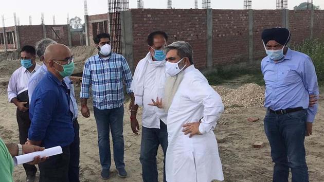Cabinet minister Bharat Bhushan Ashu (second from right) and mayor Balkar Singh Sandhu next to him at the carcass disposal site.(HT Photo)