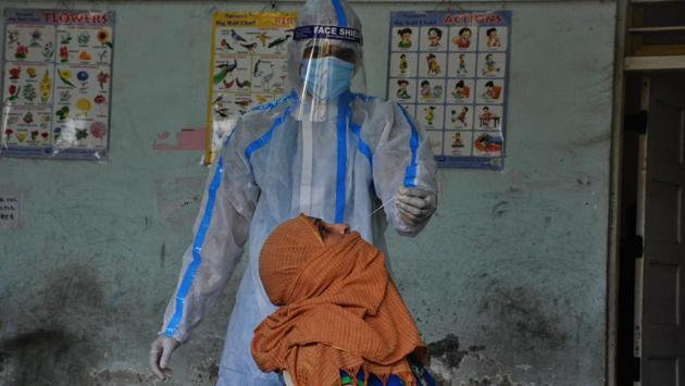 A health worker collects a swab sample for Covid 19 testing at SVPM school centre in Thane on August 8. The gap between the number of recovered and active cases is more than 900,000 now. According to the government, the country’s fatality rate has further slumped, touching an improved rate of 2.01% on August 9, HT reported. (Praful Gangurde / HT Photo)
