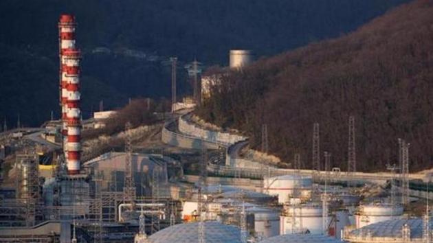 Oil storage tanks stand at the RN-Tuapsinsky refinery, operated by Rosneft Oil Co., as the sun sets in Tuapse, Russia.(Bloomberg)