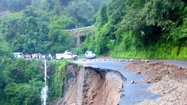 A 50m stretch of road on Dehradun-Mussoorie highway caved in on Monday evening due to incessant rainfall.(HT PHOTO)