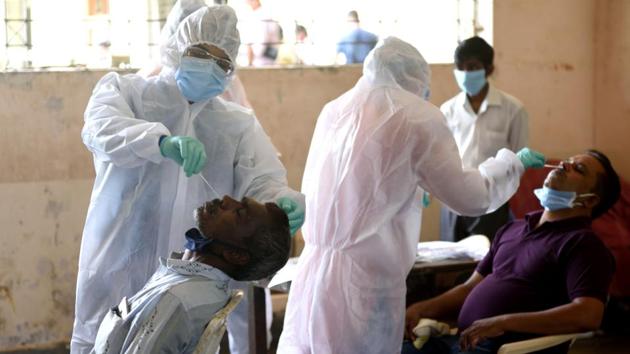 Municipal health care workers conduct rapid antigen tests for Covid-19 at Trombay in Mumbai on August 8. Maharashtra Chief Minister Uddhav Thackeray directed state authorities last week to develop field hospitals in all major cities of Maharashtra. (Satish Bate / HT Photo)