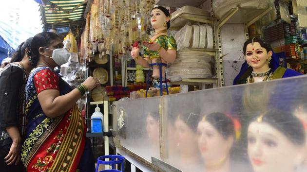 Citizens purchasing idols ahead of the upcoming Ganesh Chaturthi festival at Lalbaug market in Mumbai on August 9. The surge in the viral outbreak cases and a lack of robust healthcare infrastructure in Maharashtra has prompted the state government to set up makeshift facilities amid plans to ramp up the facilities shortly, HT reported. (Anshuman Poyrekar / HT Photo)