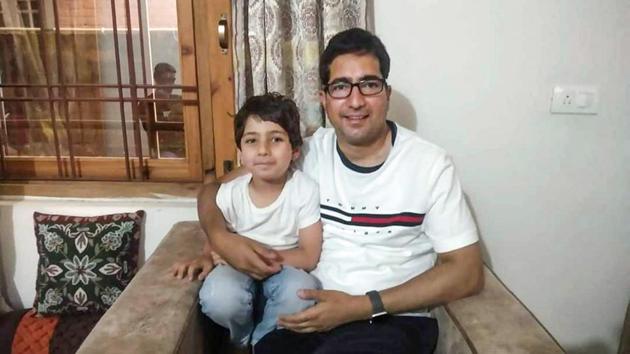 Former IAS topper turned politician Shah Faesal with his family members at his residence, in Srinagar.(PTI)