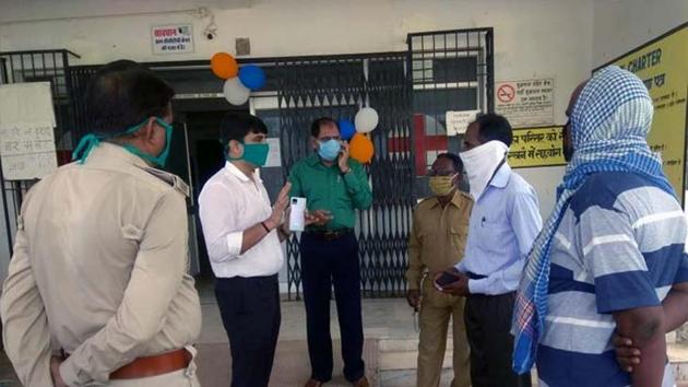 DSP Bharat Prasad reached Ghatsila for inquiry on Tuesday.(HT Photos) DSP Bharat Prasad reached Ghatsila for inquiry on Tuesday.(HT Photos)