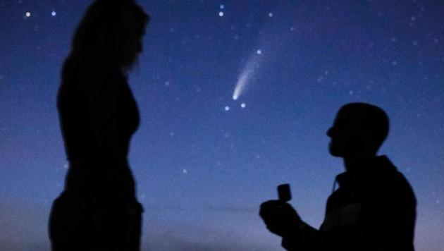 The couple, along with their photographer friend Tim Leach headed to Old Forge, New York, to see this magnificent celestial event.(@YohnnyNic/Twitter)