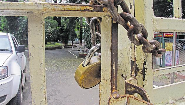 Sambhaji Garden on Jangali Maharaj road has been locked since the beginning of the lockdown.(Ravindra Joshi/HT PHOTO)