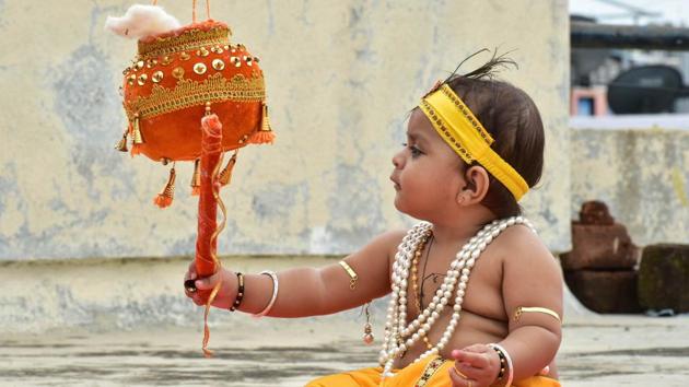 A child dressed as Lord Krishna tries to break an earthen pot (Dahi Handi) on the occasion of Krishna Janmashtami festival on Wednesday, Aug 12, 2020.(PTI)