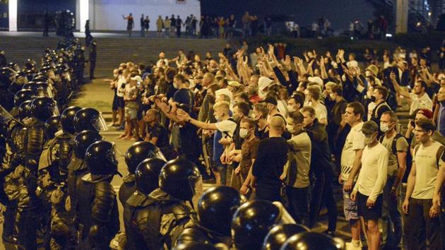 People argue with the police during a rally after the Belarusian presidential election in Minsk, Belarus on August 9. Thousands of protesters rose in anger in the capital Minsk after a state exit poll showed long-time leader Alexander Lukashenko looked set to declare a sweeping victory by 80% in a presidential poll, AP reported. (AP / PTI)