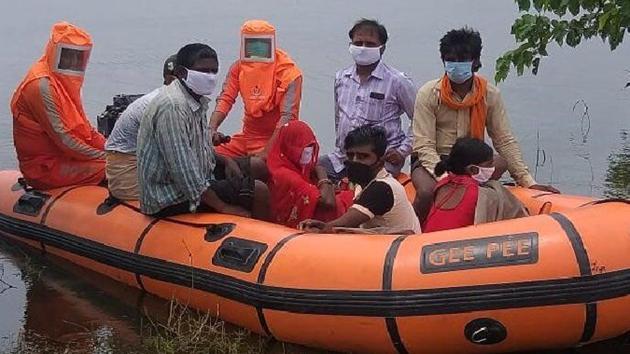 NDRF personnel rescuing people from flood-affected Darbhanga in Bihar on Wednesday.(Twitter/NDRFHQ)