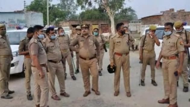 A police reinforcement in Kachhua village of Kaushambi district of Uttar Pradesh after a four-member police was attacked by a mob late Wednesday night.(HT PHOTO)