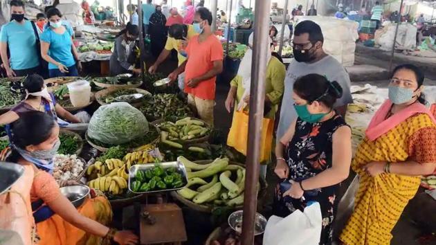 People buy vegetables from Wadgaonsheri vegetable market ahead of lockdown in Pune (Shankar Narayan/HT Photo)