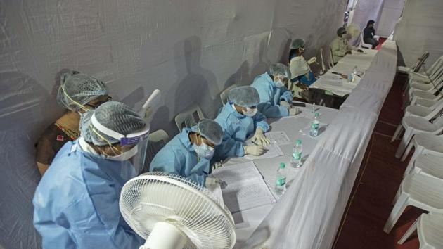 Healthcare workers in PPE kits at a swab collection centre at Sinhagad Road in Pune, on Wednesday, August 12, 2020.(Pratham Gokhale/HT Photo)