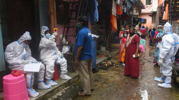 BMC health workers conduct thermal screening and pulse test of a resident at Dharavi, Mumbai, August 11, 2020.(Vijayanand Gupta/HT Photo)