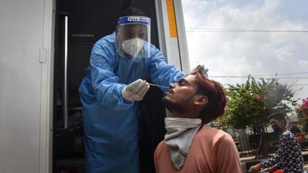 Currently, there are about 10,975 active coronavirus patients in the national capital, while the number of tests conducted on Thursday stood at 15,356.(SANCHIT KHANNA/HT PHOTO.)