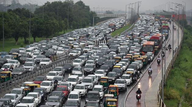 Traffic snarl at Nizamuddin Bridge due to heavy rain  in New Delhi on August 13. The non-stop rain spell led to heavy waterlogging and caused endless traffic snarls in the morning hours in various parts of the city. (Ajay Aggarwal / HT Photo) 